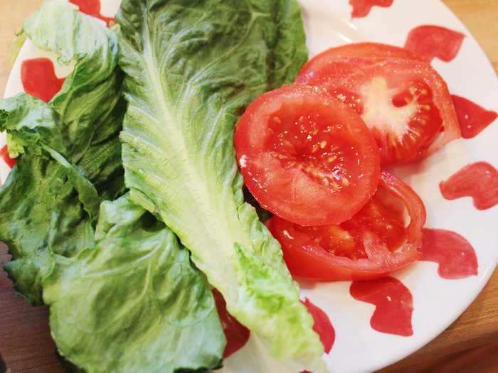 I then prepared the other two elements of the BLT - the lettuce and tomato.