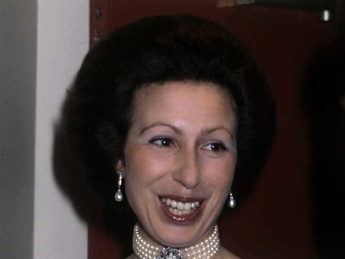 She accessorized a black-and-white printed dress with pearl jewelry in 1984.