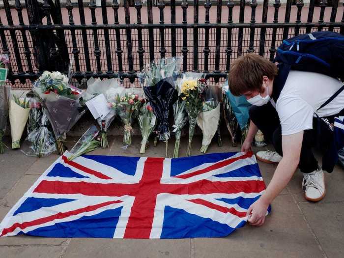 People left bouquets of colorful flowers, a Union Jack flag was also laid out, and people embraced to mourn the royal