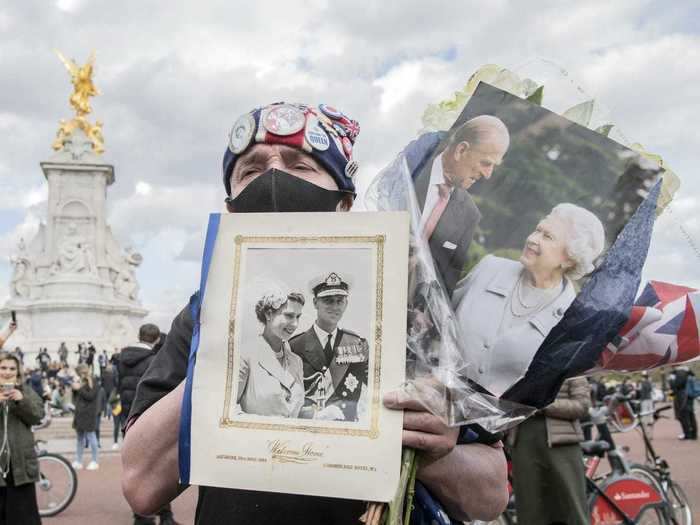 "The Royal Family join with people around the world in mourning his loss," the statement continued.