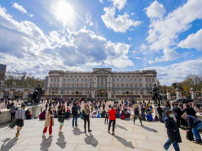 Crowds have begun flocking to Buckingham Palace in London to mourn Prince Philip