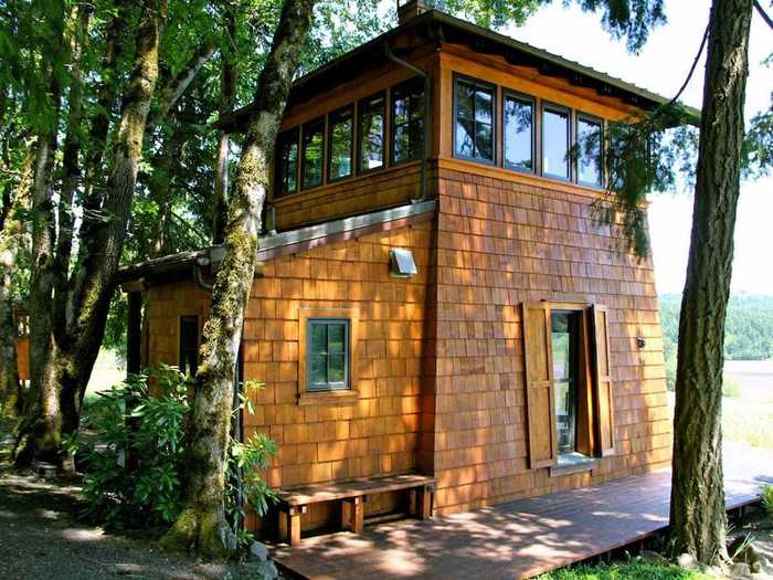 Willamette Valley cabin with vineyard views