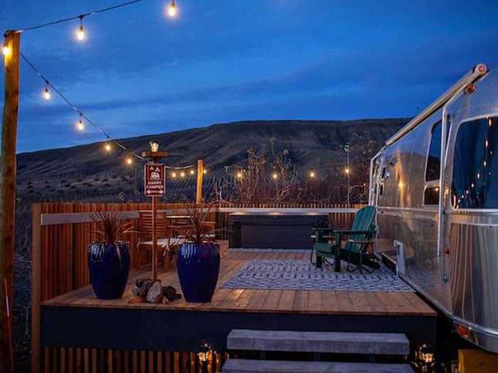 Airstream with private hot tub beside tasting room in Wapato