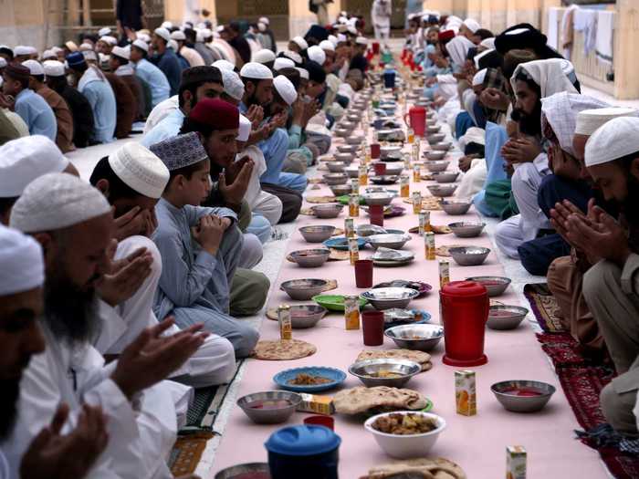 People shared communal meals in Pakistan ...