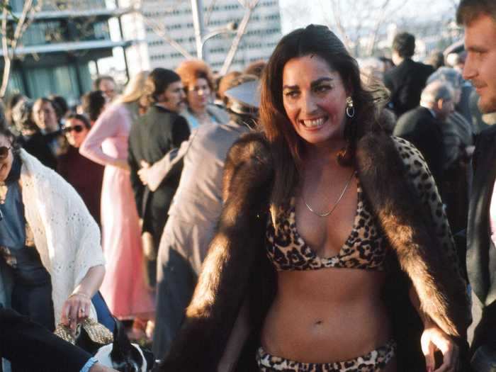 1974: Edy Williams made her Oscars debut in a luxurious fur coat ... and leopard print bikini.