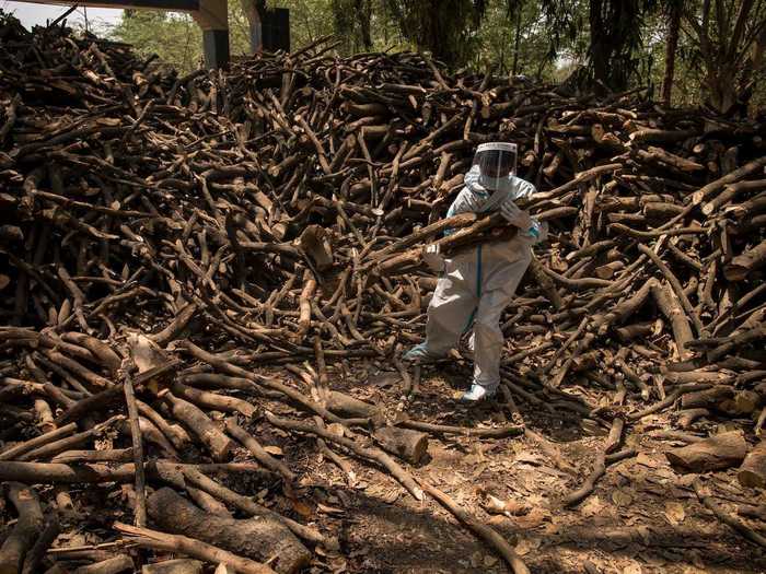 In the Indian state of Gujarat, gas and firewood furnaces at crematoriums have been running so long without a break that metal parts have begun to melt.