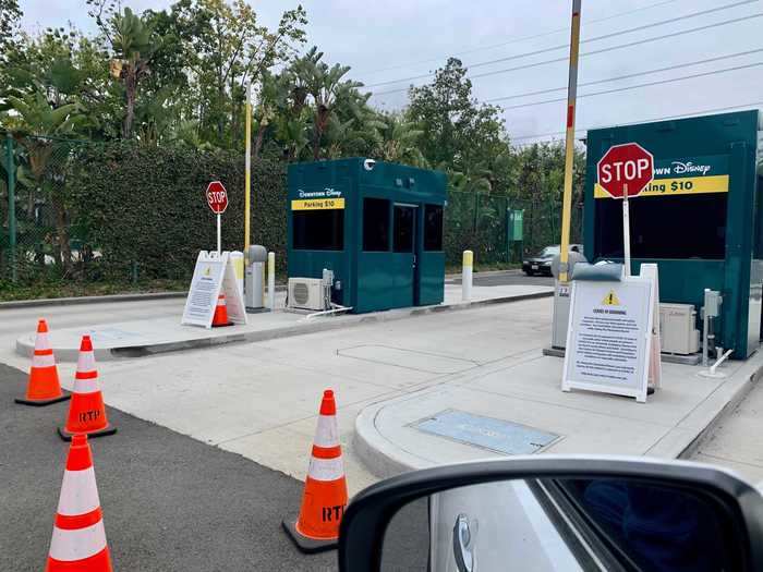 I decided to hop into my car on the overcast Thursday afternoon and drove up to Downtown Disney. And upon arriving at the parking lot, I was swiftly reminded of COVID-19 via a large health warning sign.