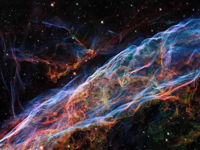 NASA/ESA Hubble Space Telescope revisited the Veil Nebula to capture the fine details of the nebula