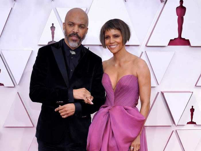 Halle Berry stunned in a purple gown, while Van Hunt wore all-black on the Oscars red carpet.