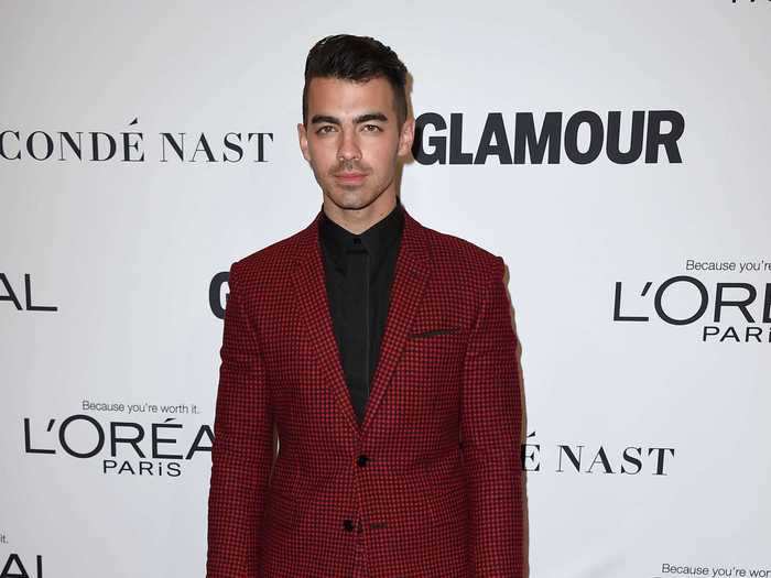 Joe Jonas looked edgy in a dark red, checkered suit.