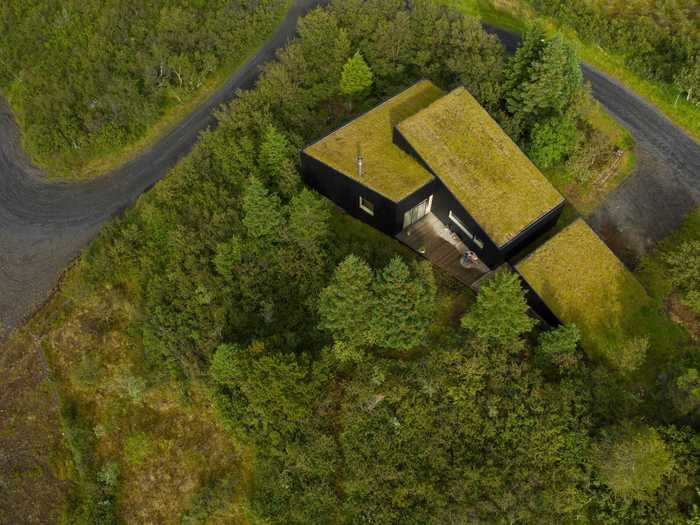 The roof is even covered in grass and moss so that the house can blend in with the surroundings.