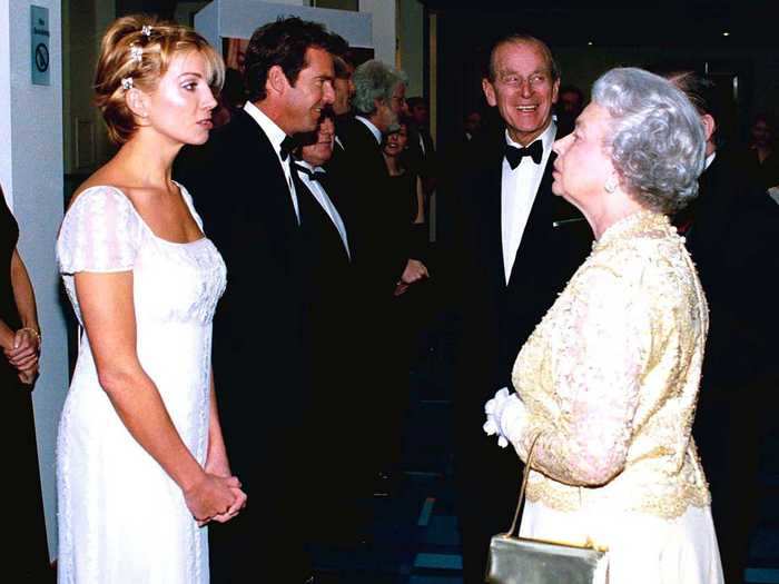 Natasha Richardson and Dennis Quaid looked like royalty when meeting the Queen in 1998.