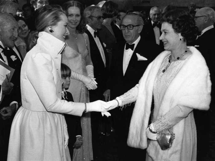 Meryl Streep was wearing a trench-style dress during her 1980 meeting with the Queen.