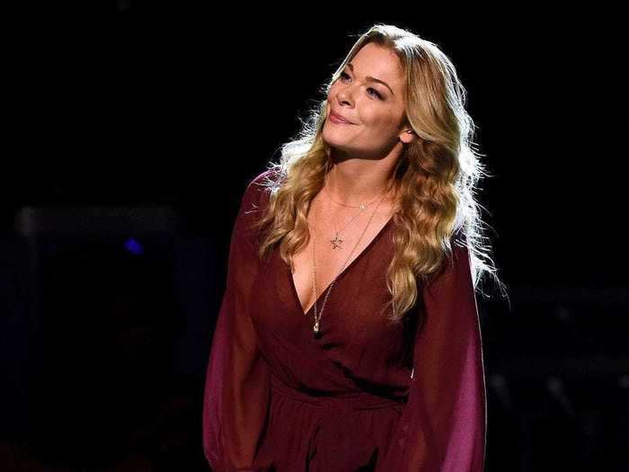 LeAnn Rimes has encouraged people to stop hiding their psoriasis.