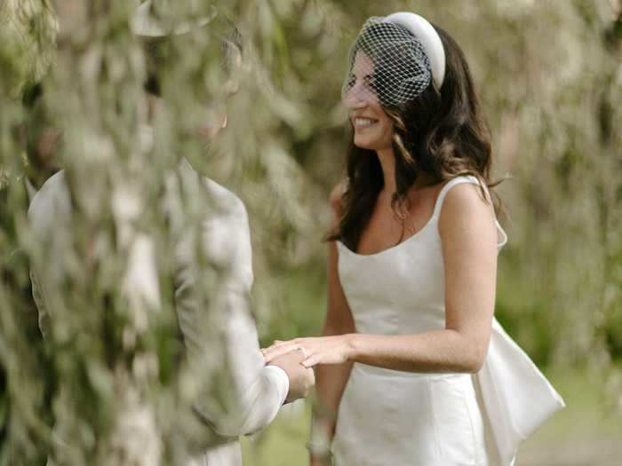 She added a detachable veil for the ceremony.