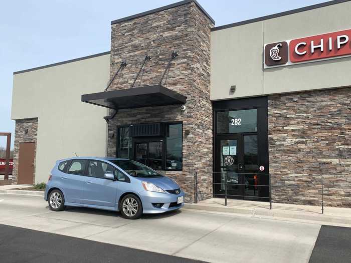 The Chipotlane has no speaker or alternate windows. You just drive up to the single window and give the name associated with your order.