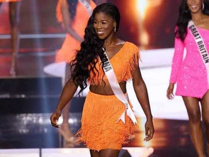 Miss Ghana wore eye shadow that matched her crop top and miniskirt.