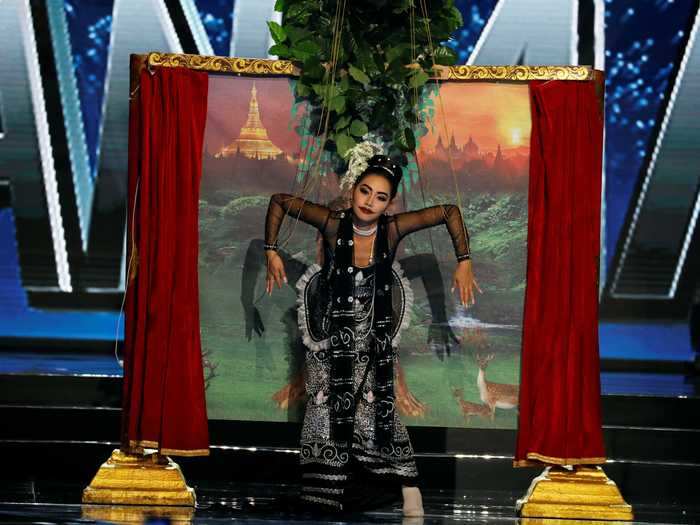 Htet Htet Htun, Miss Myanmar 2016, wore a costume depicting traditional Burmese puppetry.