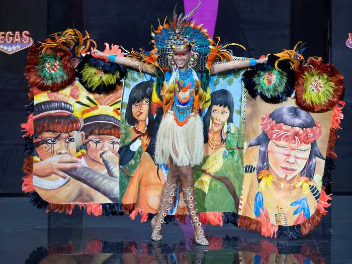 Miss Brazil 2013, Jakelyne Oliveira, wore a cape that depicted indigenous peoples of Brazil.