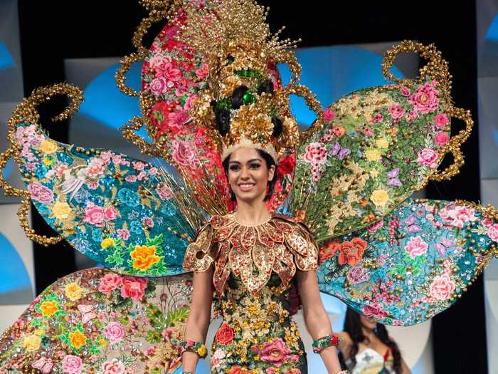 Miss Malaysia 2019, Shweta Sekhon, balanced a full dinner table as part of her costume.