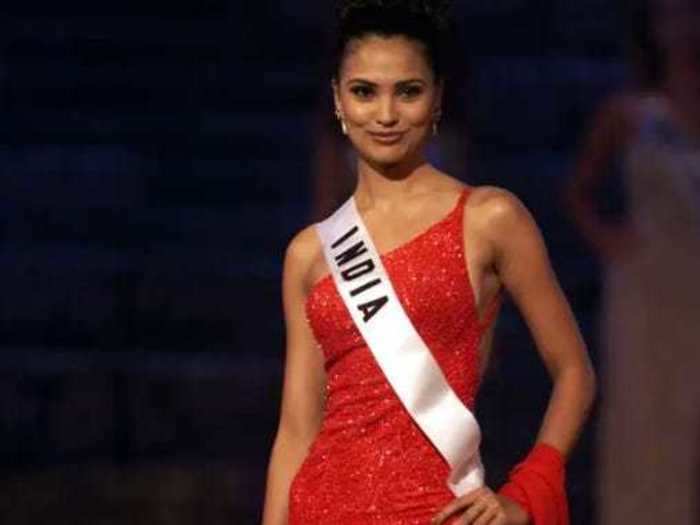 Lara Dutta of India became the first Miss Universe of the new millennium, wearing a slinky red dress.