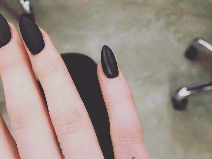 In July 2018, she got a "G" on her right pinky in honor of her grandfather.