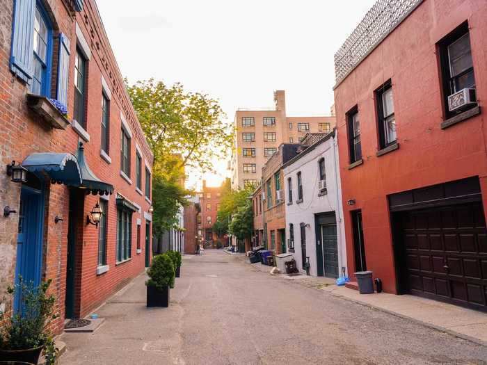 In 1944, The Brooklyn Daily Eagle described the quaint block as "a little bit of New England in Brooklyn Heights."