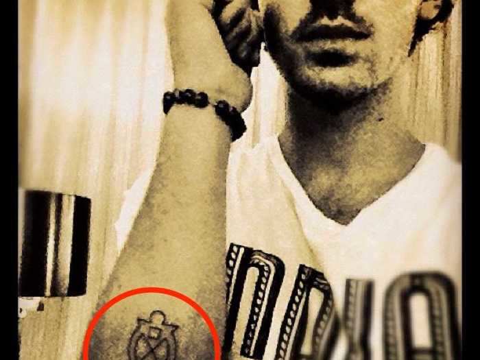 Joe got an Adinkra symbol for cooperation and interdependence on his right arm in October 2012.