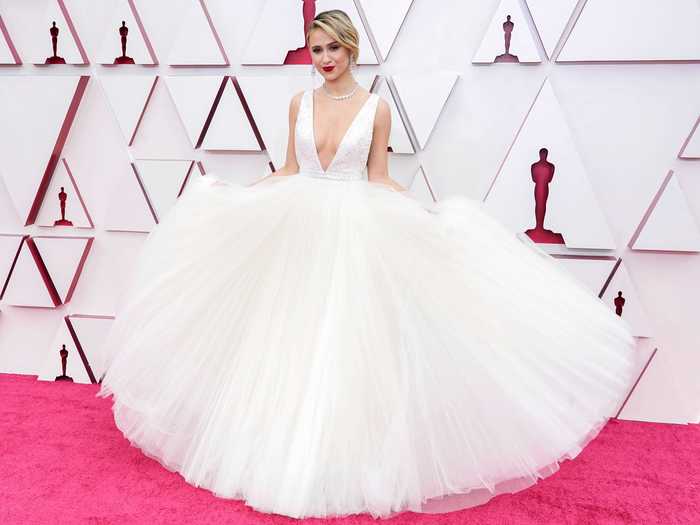 Maria Bakalova looked like a swan princess at the Oscars.