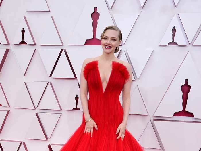 Amanda Seyfried once again channeled Old Hollywood glamour at the Oscars in this breathtaking red gown.