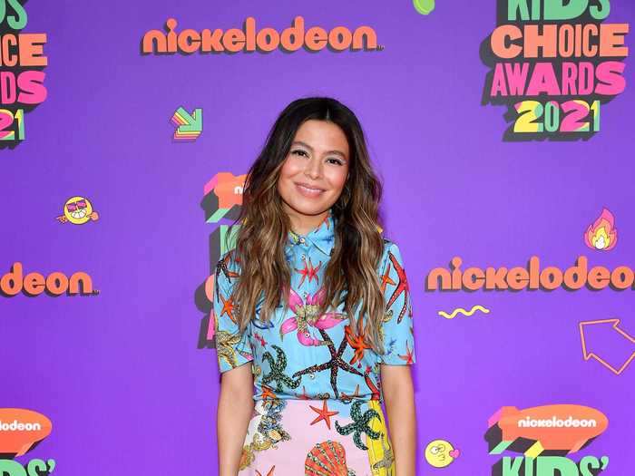 Miranda Cosgrove paired two sea-themed pieces on the Kids
