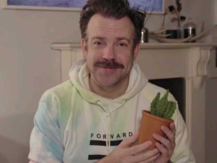 Jason Sudeikis started the year off with a bang in his tie-dye sweatshirt at the Golden Globes.