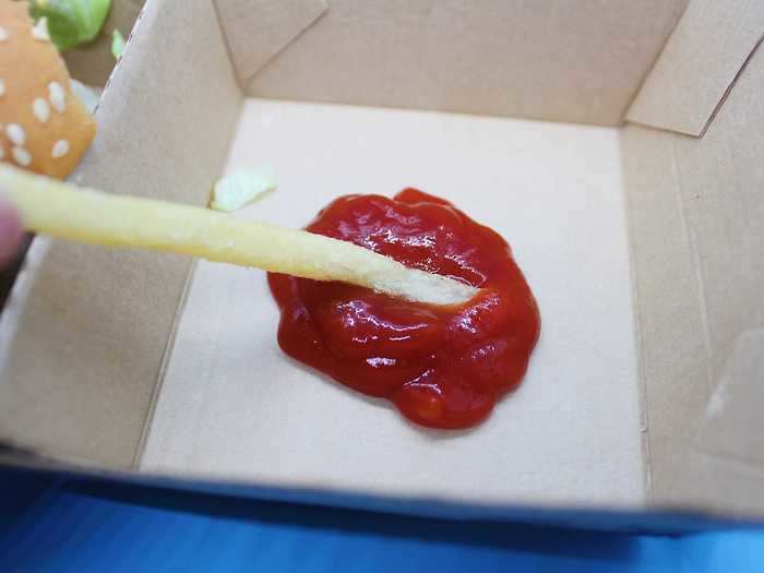 J Balvin also eats his fries with ketchup.