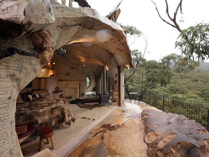 A clifftop cave house takes inspiration from its surroundings in the Blue Mountains in Australia.