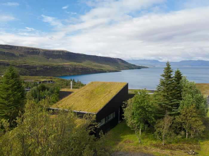 The roof, which slopes with the landscape, is covered in grass and moss so that the house doesn