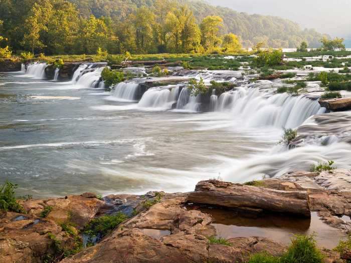 Another highlight attraction is Sandstone Falls. The largest waterfall in the park, it extends 1,500 feet across the New River and drops between 10 and 25 feet.