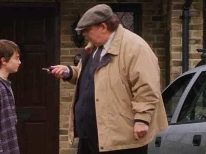 True to his character, Uncle Vernon wears ordinary clothes that allow him to blend in.