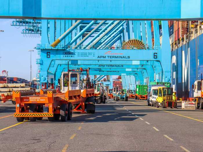 The process continues until all of the containers are offloaded.