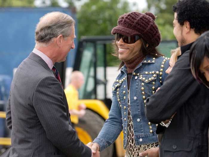 Lenny Kravitz, on the other hand, wore a more unique style while shaking hands with the Prince of Wales in 2004.