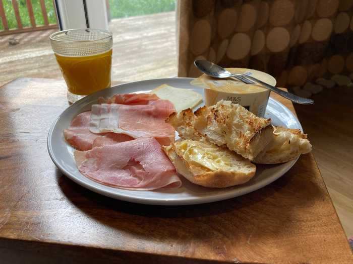 I started the next day by having ham and cheeses for breakfast.