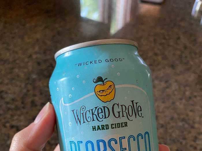 I had to try the Pearsecco because I love a good dry cider in the summer.