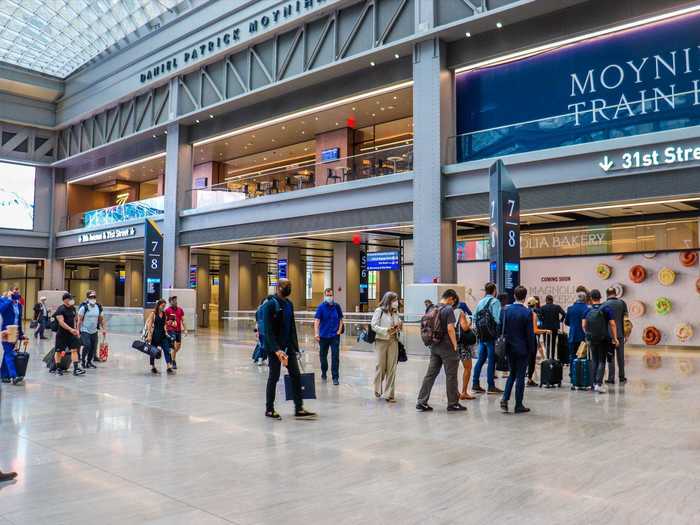 There are no seating areas in the main train hall, leading to some crowding when trains are nearing their departure times as riders seek to board as early as possible.