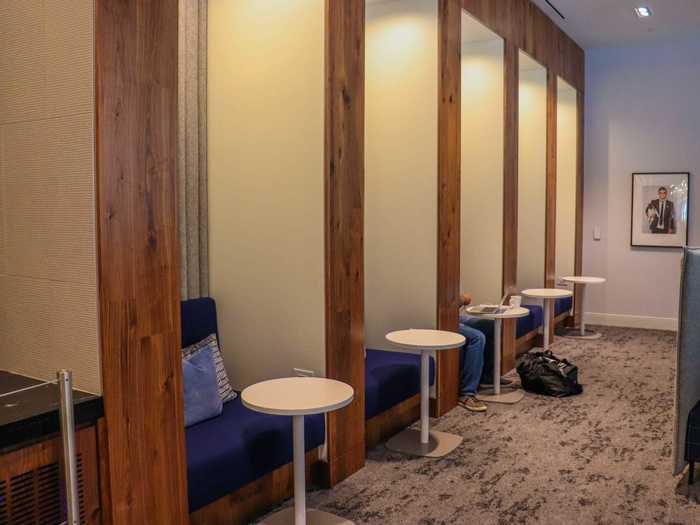 This lounge also features the standard single-seat cubbies that are separated from each other by walls measuring around one foot in length.