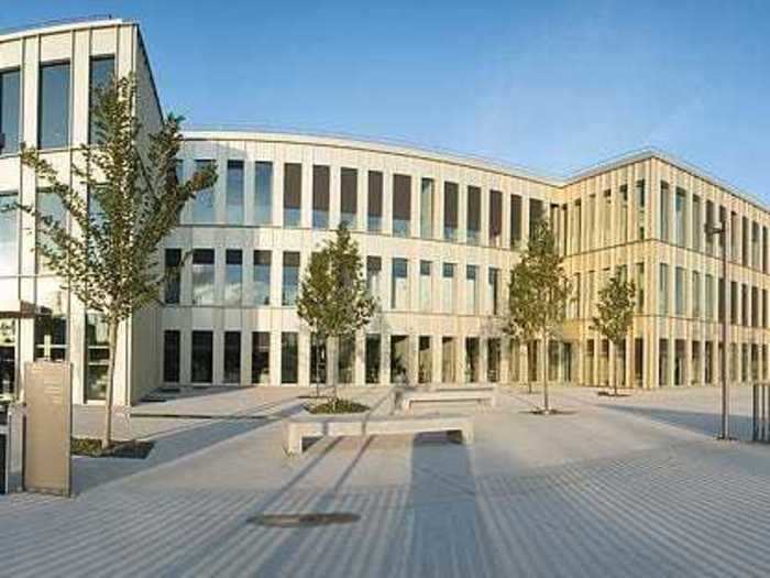 1. HEC Paris