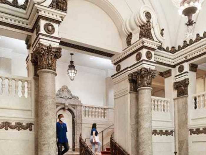 ... leading them through to the lobby, which Apple says was inspired by the Palais Garnier - Paris