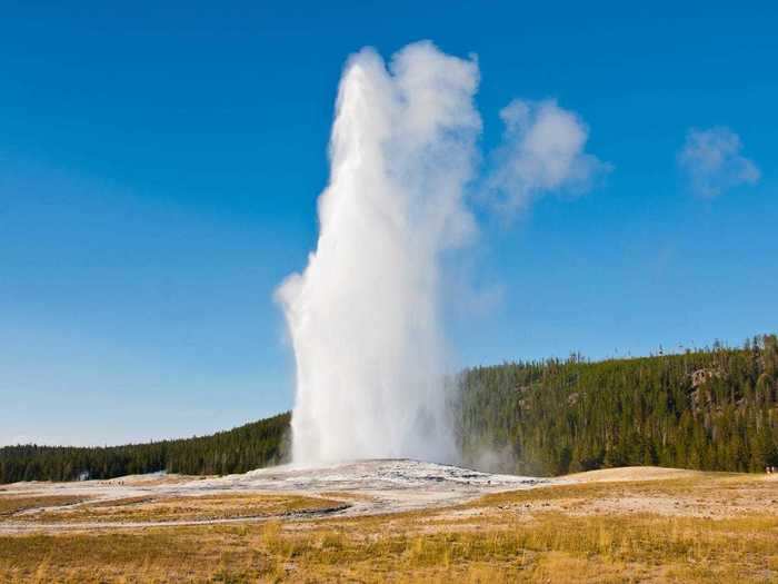 WYOMING: Old Faithful in Yellowstone National Park