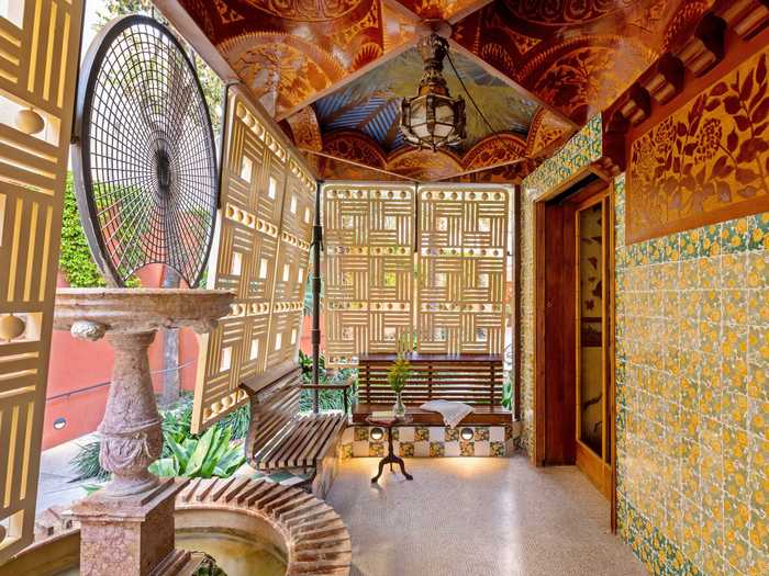 The smoking room has papier-mâché tiles on the walls and palm-tree images on the ceiling, the listing says.