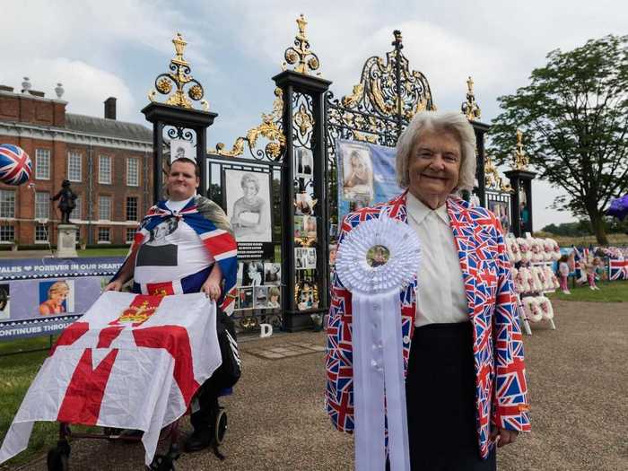 Dozens of fans arrived with mementos of Diana, like buttons with her face, painted portraits of the mother, or messages to the beloved princess.