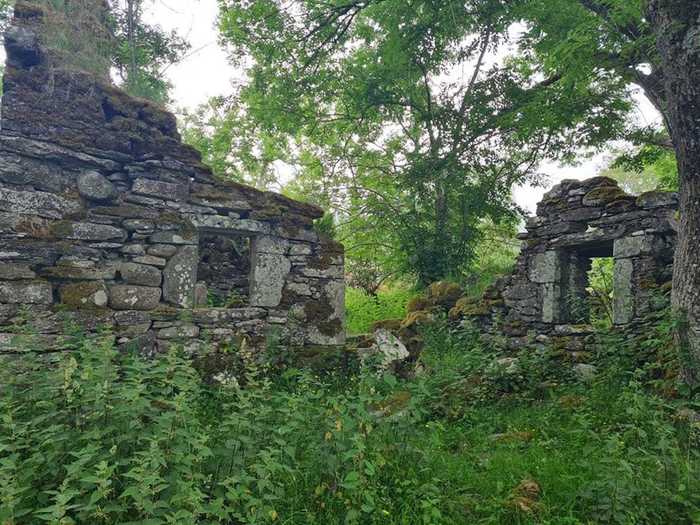 Then I approached a cluster of ancient ruins, belonging to the former residents of the Old Village in the 17th century.