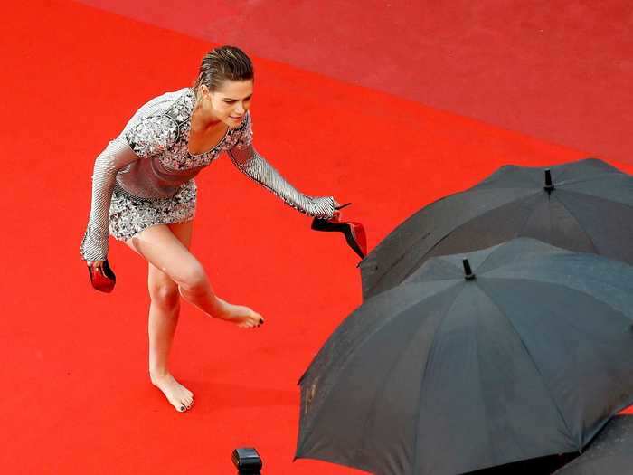 Though Kristen Stewart opted for a more classic look at the 2018 festival, she took the daring approach of ditching her heels halfway through the red carpet.